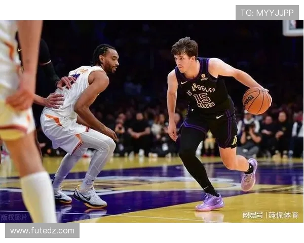 布克踩踏鹈鹕LOGO翅膀超远三分命中表现出色 单场12分助力球队领先